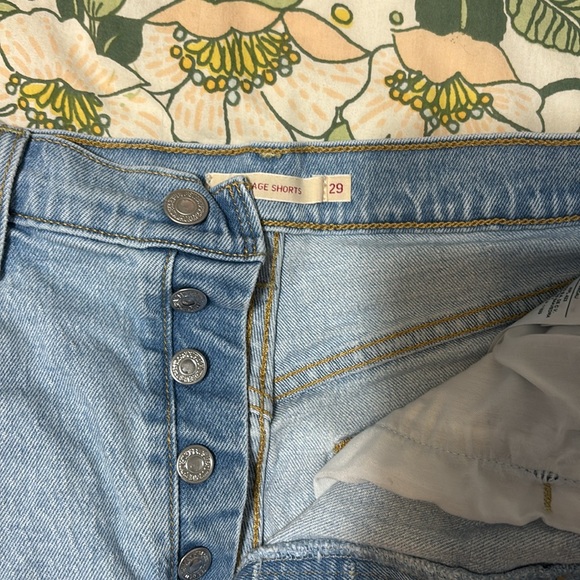 Levi’s Ribcage Shorts - Picture 2 of 3